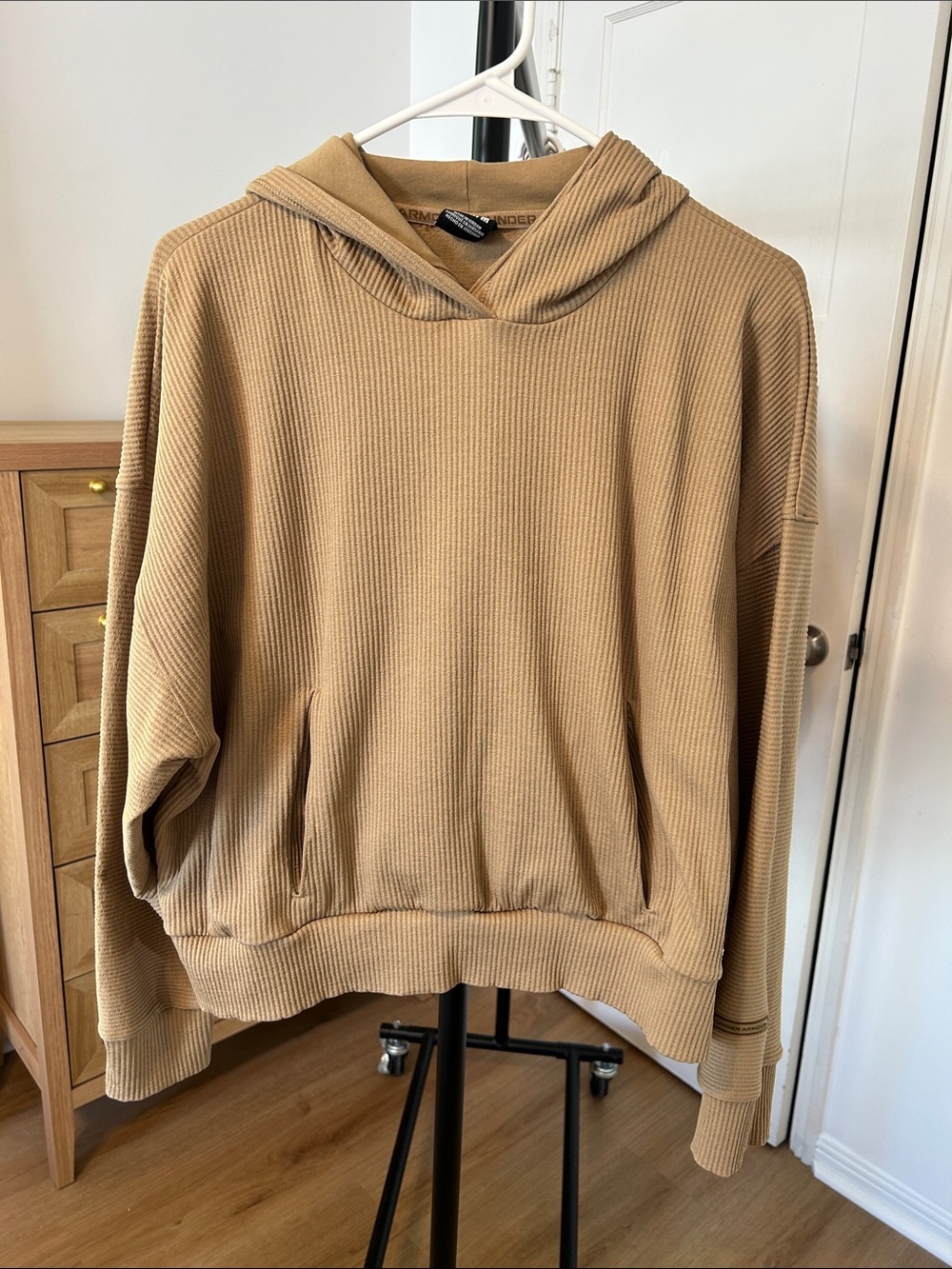 Under Armour Cropped Hoodie. Size medium. PTP 25”. Kangaroo Pocket.